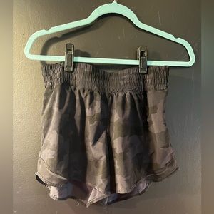 Lululemon Camo Shorts 6 Tall